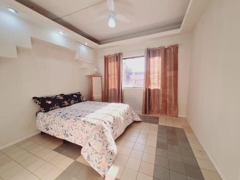 CASA - localizada no centro de Campo Grande - 2 quartos com ar e garagem para 2 carros House in Campo Grande