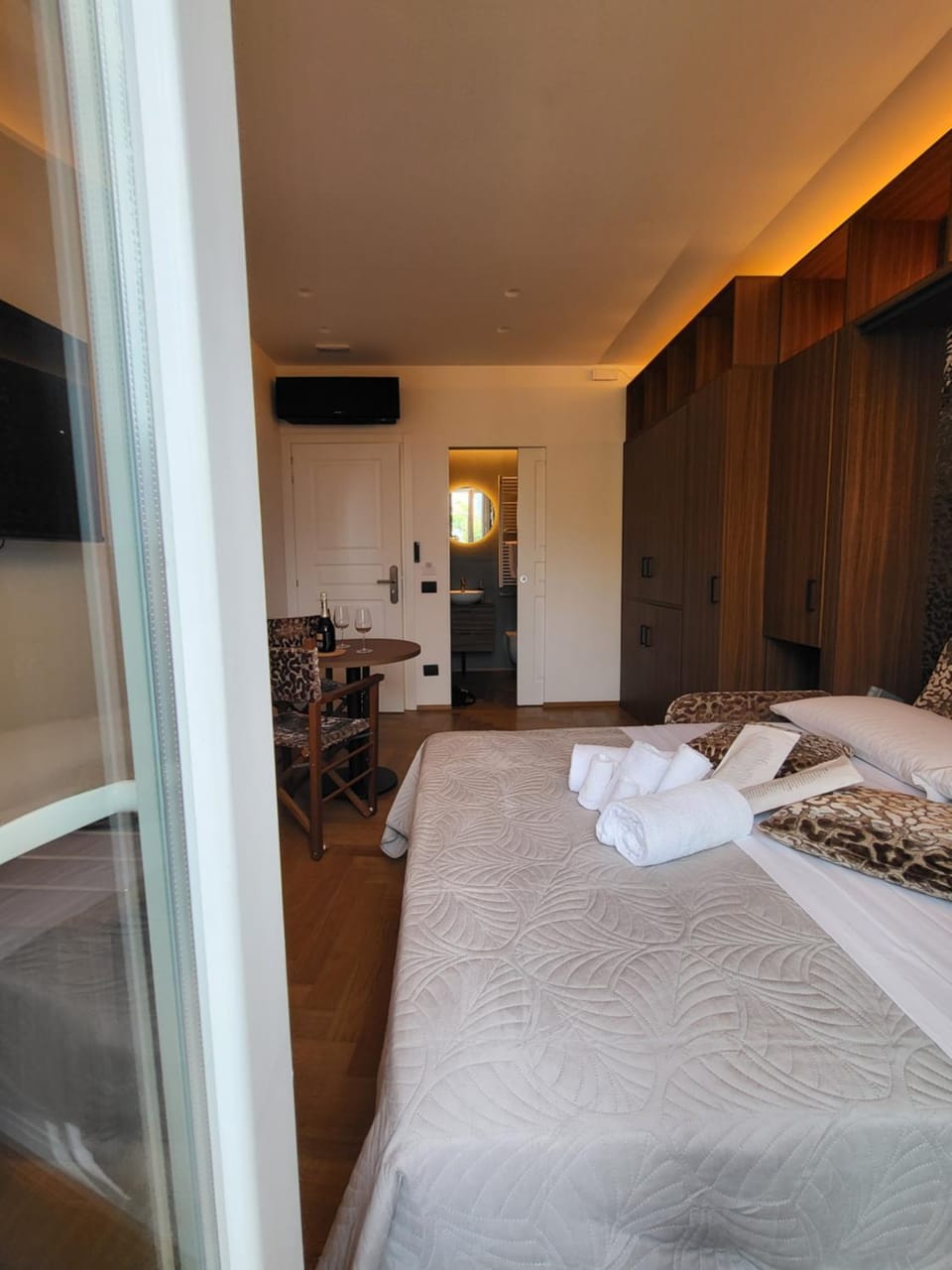 Bed, Photo of the whole room, towels, wardrobe, air conditioner