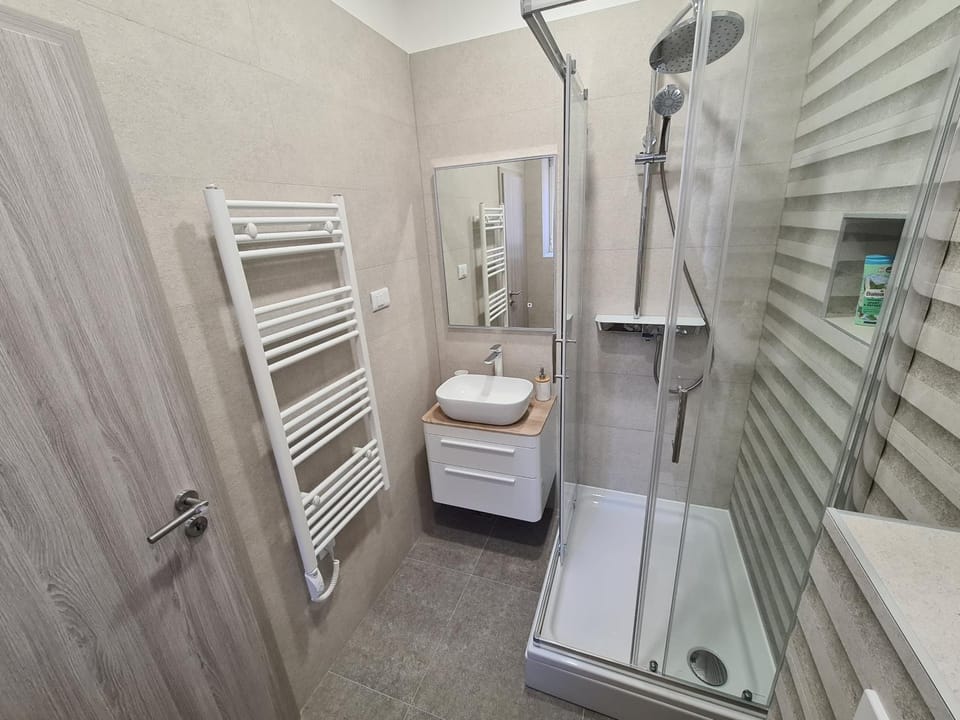 Shower, Toilet, Bathroom, towels