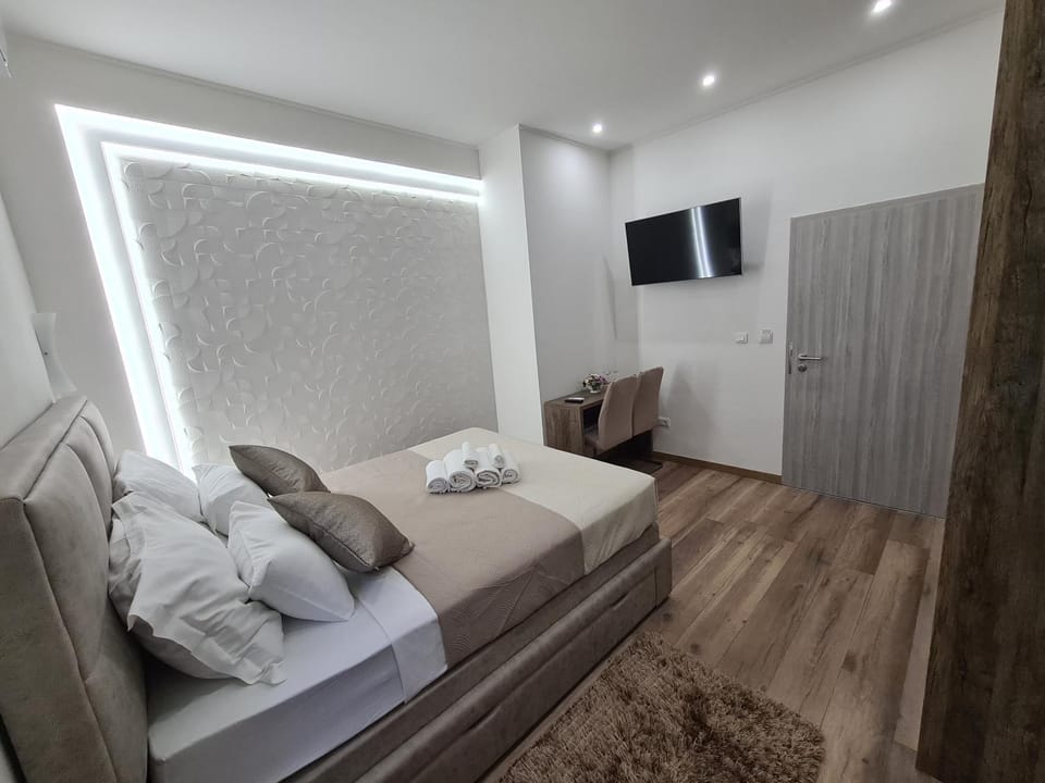 Communal lounge/ TV room, Bed, TV and multimedia, Living room, Seating area, Bedroom, towels, wardrobe
