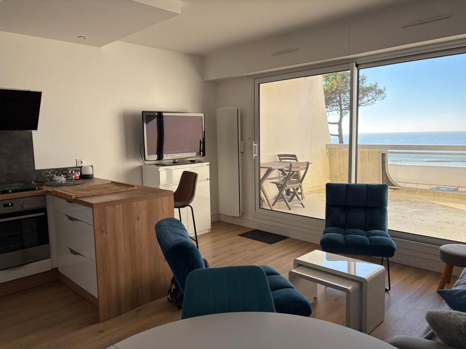 Communal lounge/ TV room, Natural landscape, TV and multimedia, Living room, Seating area, Beach, Sea view, oven
