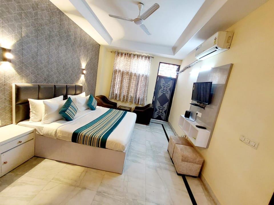 Bed, TV and multimedia, Photo of the whole room, Seating area, wardrobe, air conditioner