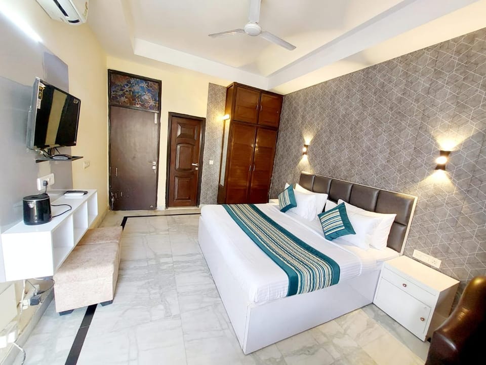 Bed, Photo of the whole room, wardrobe
