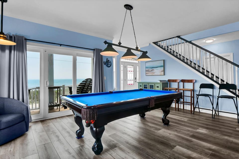Beachfront, private dock, private pool & hot tub, pool table, ping pong House in North Topsail Beach