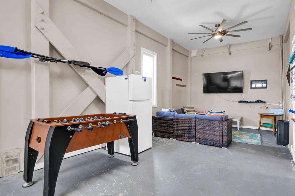 Beachfront, private dock, private pool & hot tub, pool table, ping pong House in North Topsail Beach