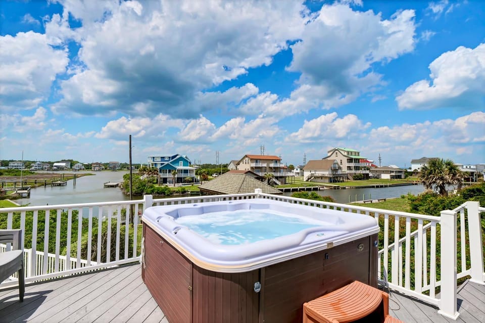 Beachfront, private dock, private pool & hot tub, pool table, ping pong House in North Topsail Beach
