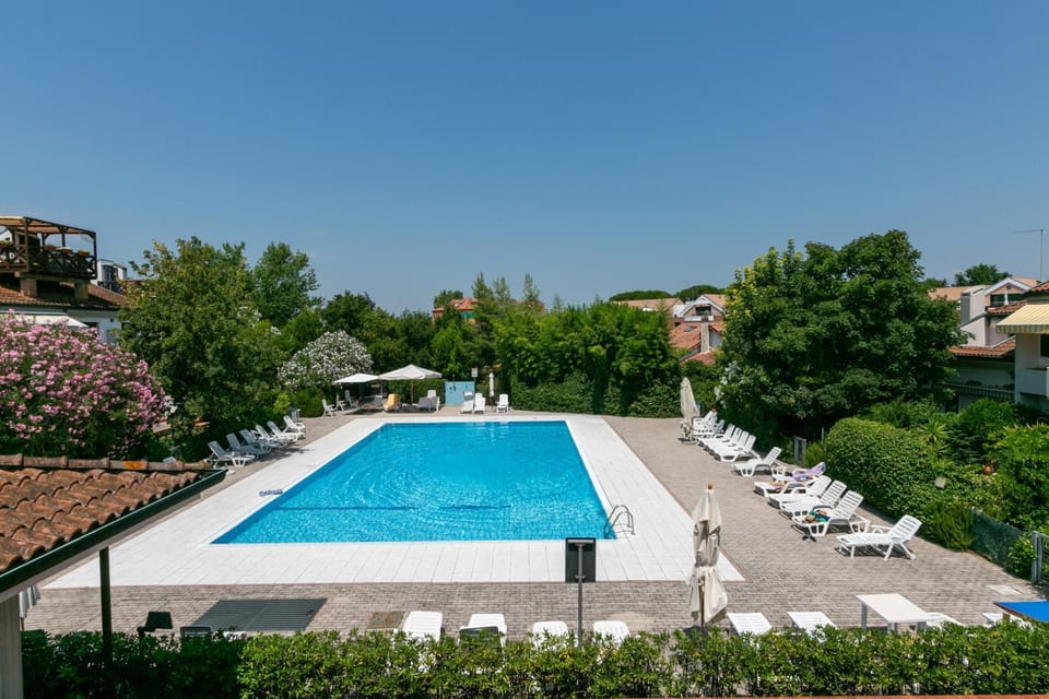 Day, Pool view, Swimming pool, sunbed