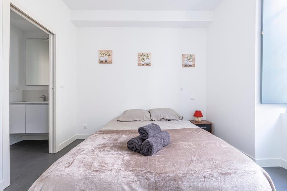 Bed, Photo of the whole room, Bedroom, towels