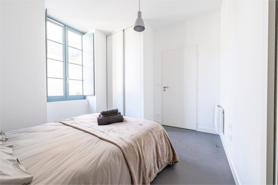 Bed, Photo of the whole room, Bedroom, internet, wardrobe