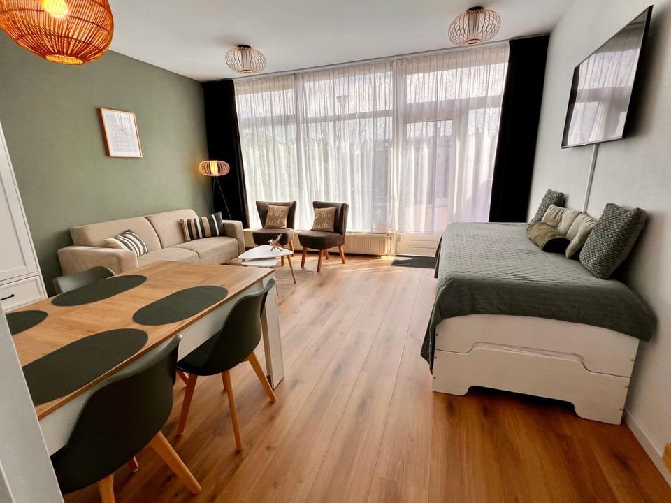 Bed, TV and multimedia, Living room, Photo of the whole room, Seating area, Dining area