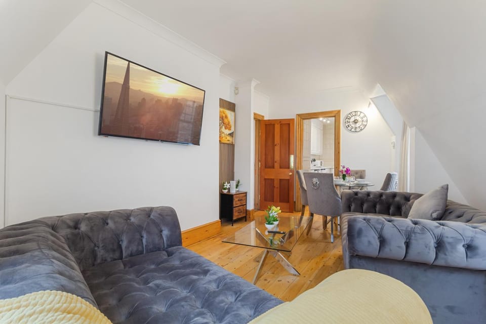 TV and multimedia, Kitchen or kitchenette, Living room, Seating area, Dining area