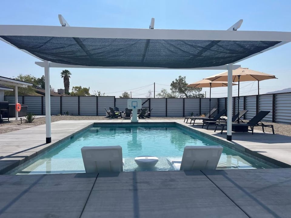Joshua Tree Poolside Escape! House in Twentynine Palms