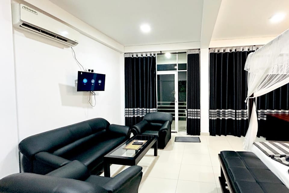 Communal lounge/ TV room, TV and multimedia, Living room, Seating area, air conditioner
