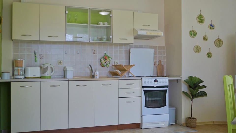 Coffee/tea facilities, Kitchen or kitchenette, oven, stove, toaster