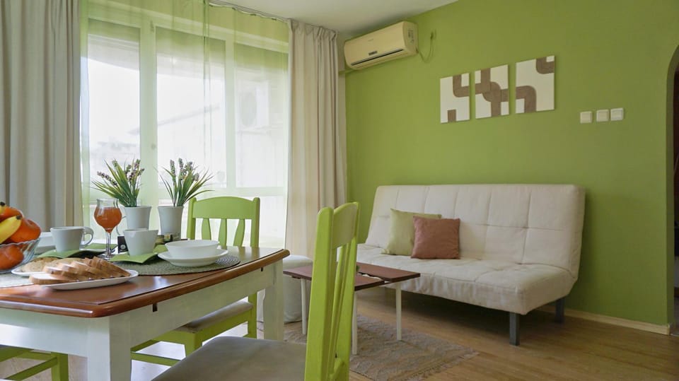 Living room, Seating area, Dining area, air conditioner