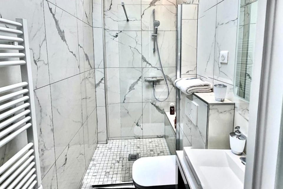 Shower, Toilet, Bathroom, towels