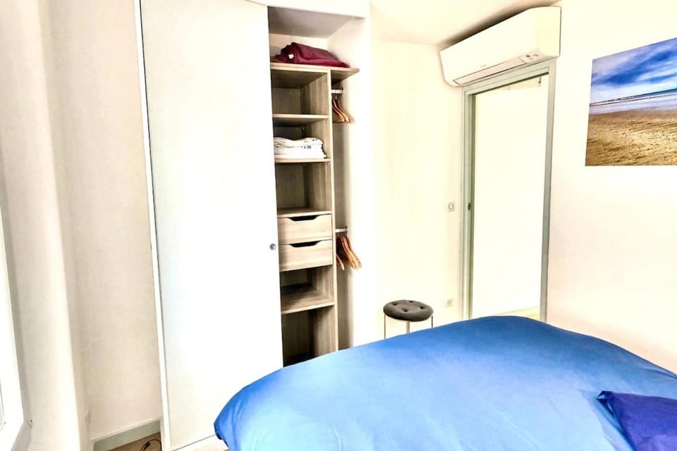 Bed, Photo of the whole room, Bedroom, wardrobe, air conditioner