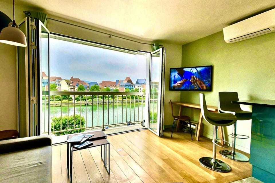 Communal lounge/ TV room, TV and multimedia, View (from property/room), Balcony/Terrace, Living room, Seating area, Dining area, air conditioner