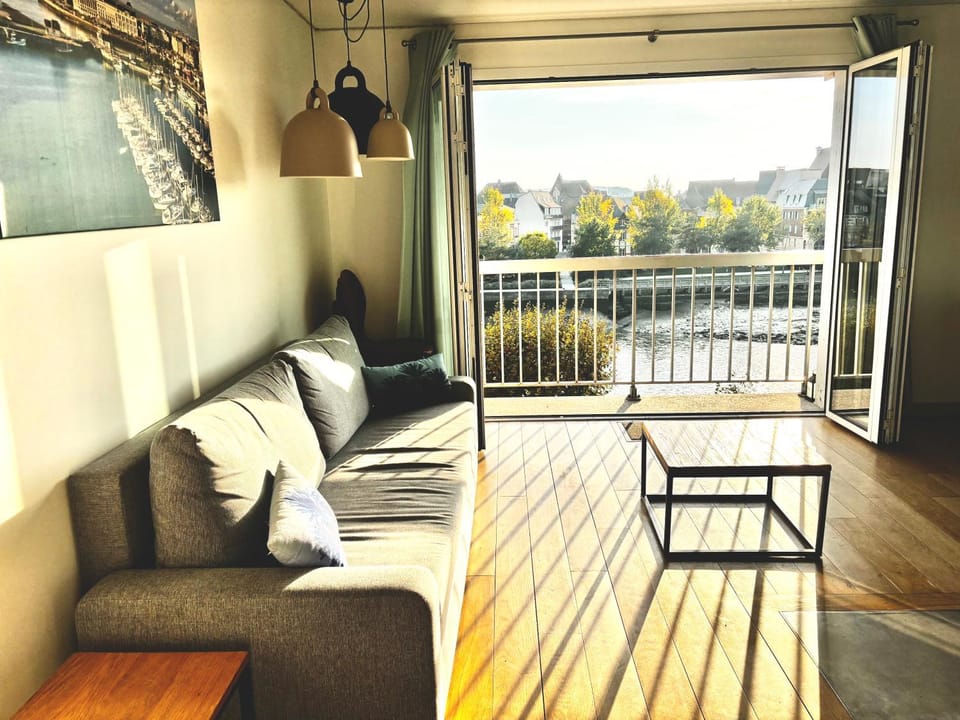 Day, Natural landscape, View (from property/room), Balcony/Terrace, Living room, Seating area, River view, Meals