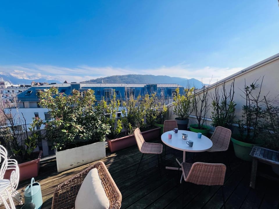 Facade/entrance, Day, View (from property/room), Balcony/Terrace, Seating area, Mountain view