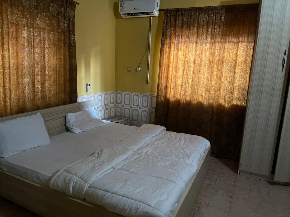 Bed, Photo of the whole room, Bedroom, air conditioner