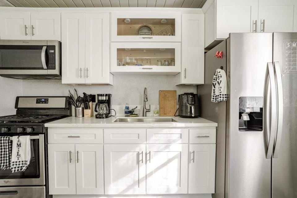 Coffee/tea facilities, Kitchen or kitchenette, stove