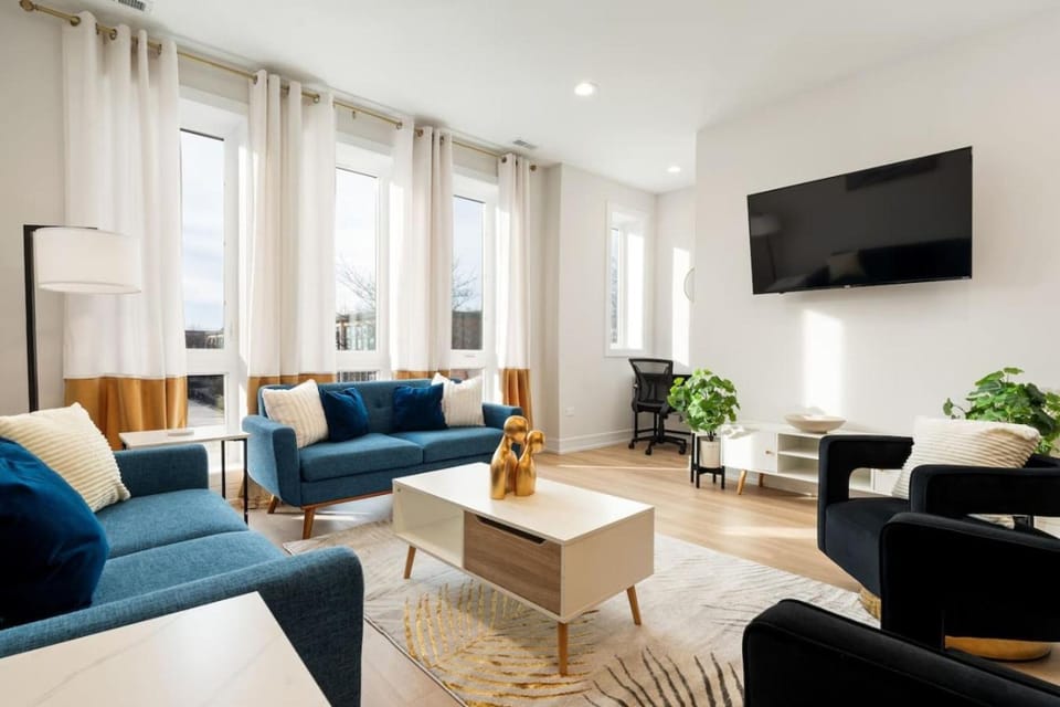 Communal lounge/ TV room, TV and multimedia, Living room, Seating area, Evening entertainment