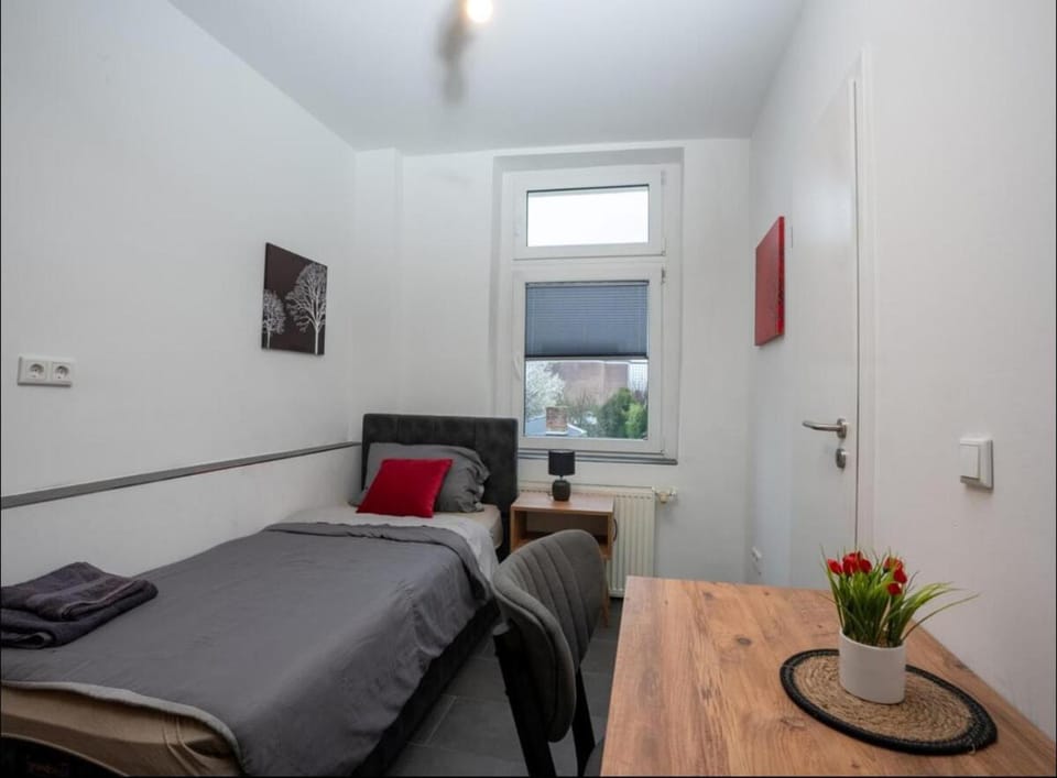 Bed, Photo of the whole room, Seating area, Bedroom