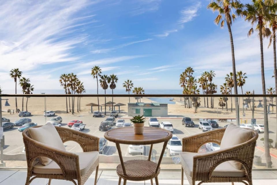 The Santa Monica Sunset - 5k sq ft beachfront luxury House in Venice Beach