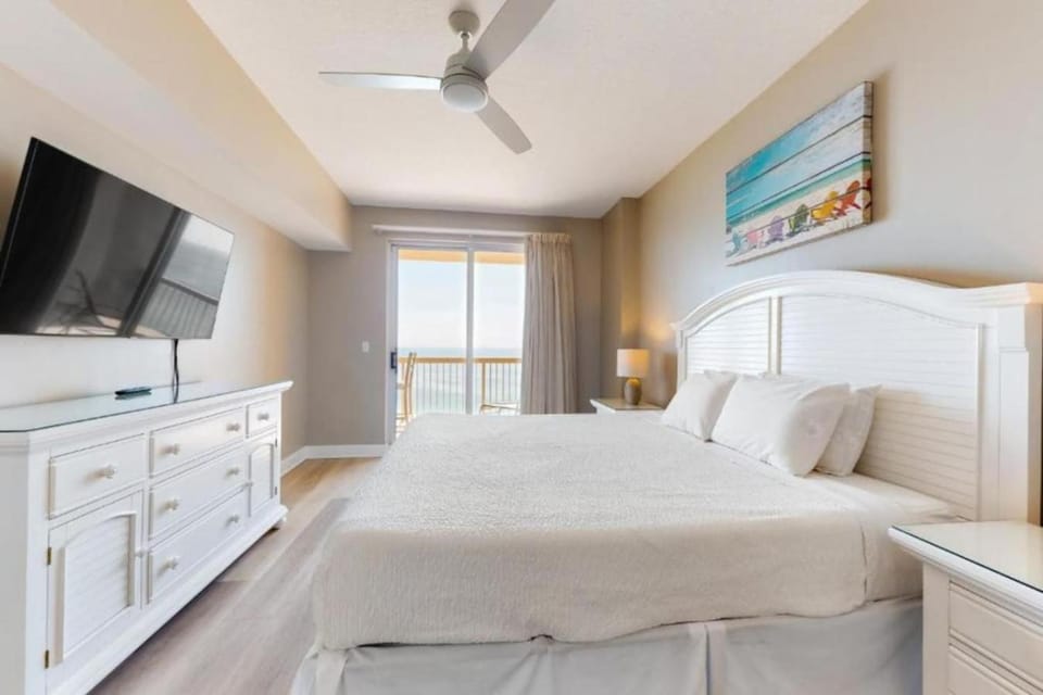Bed, TV and multimedia, Bedroom