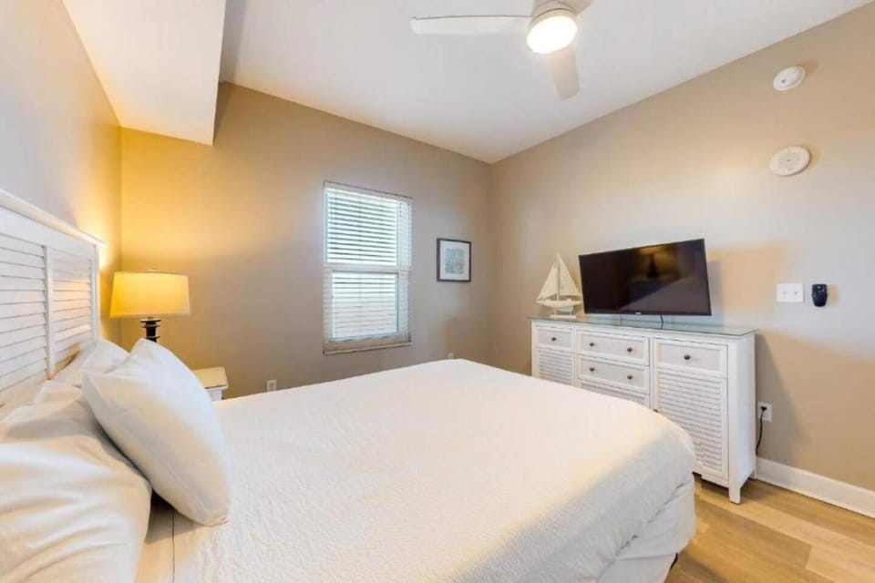 Bed, TV and multimedia, Bedroom