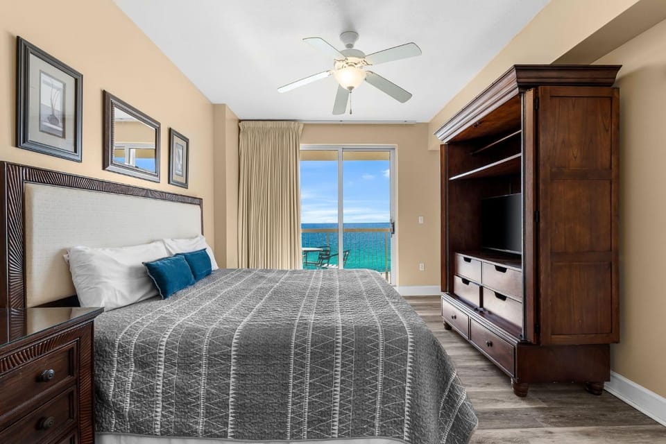 Bed, TV and multimedia, Photo of the whole room, Bedroom, Sea view, wardrobe