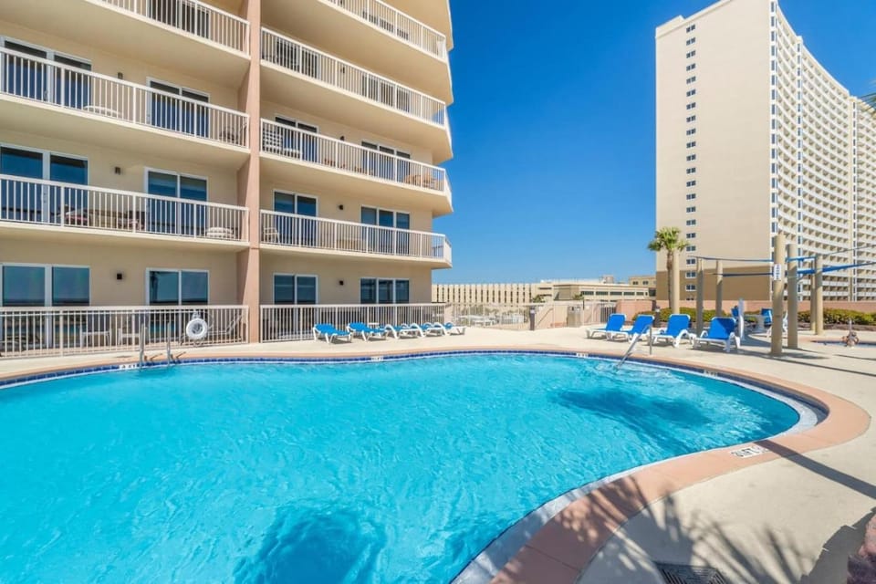 Property building, Pool view, Swimming pool, Swimming pool, sunbed