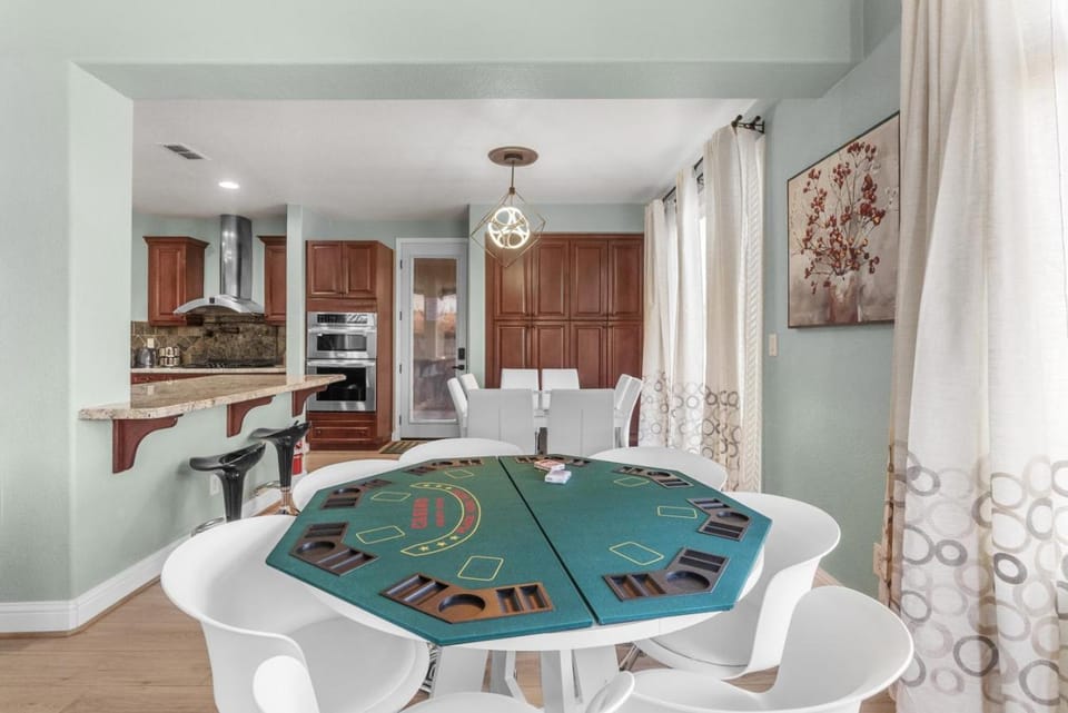 Kitchen or kitchenette, Dining area, minibar, stove