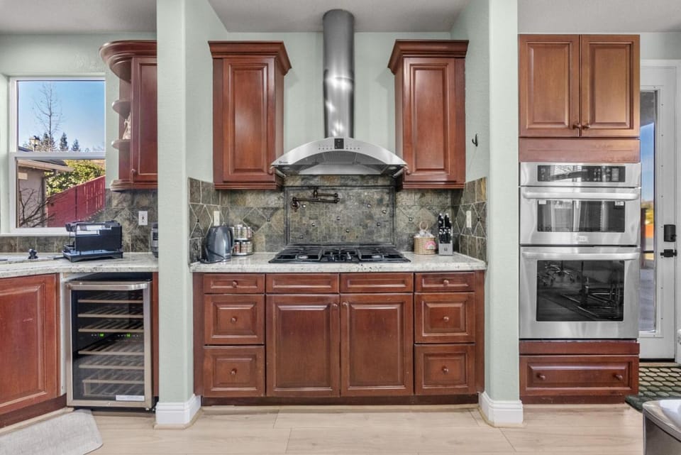 Kitchen or kitchenette, microwave, oven, stove