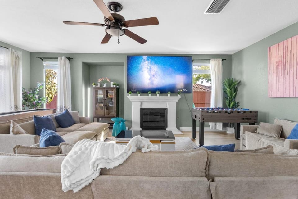 Communal lounge/ TV room, TV and multimedia, Living room, Seating area, Evening entertainment, fireplace