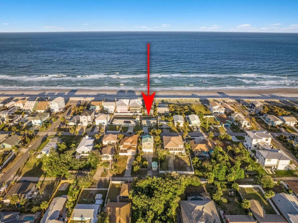 Property building, Natural landscape, Bird's eye view, Beach, Sea view, Street view