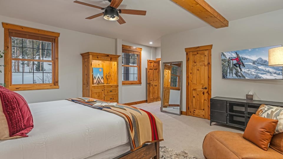 Bed, Winter, TV and multimedia, View (from property/room), Bedroom