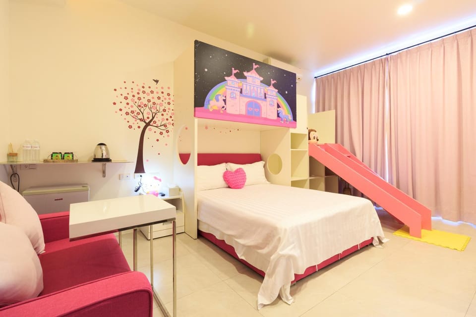 Photo of the whole room, bunk bed