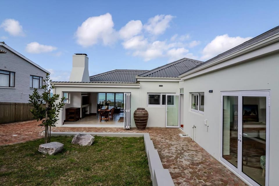 78 Beach Road Oceanfront Small Pool Sea View Apartment in Western Cape