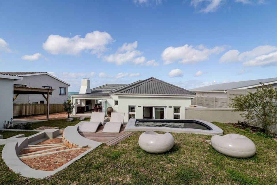 Property building, Garden, Garden view, Swimming pool