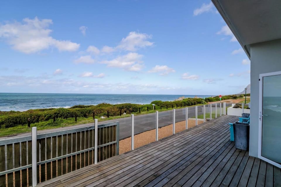 78 Beach Road Oceanfront Small Pool Sea View Apartment in Western Cape