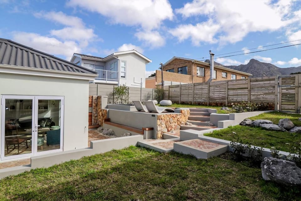 78 Beach Road Oceanfront Small Pool Sea View Apartment in Western Cape