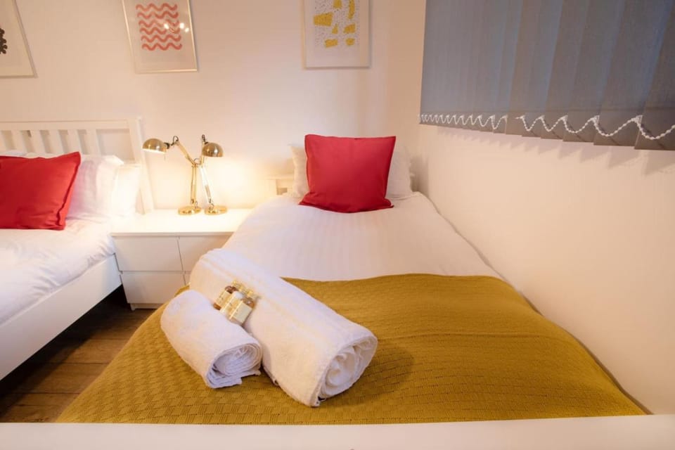 Bed, Bedroom, towels