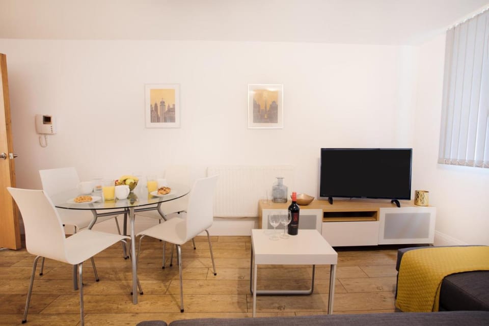 TV and multimedia, Living room, Seating area, Dining area