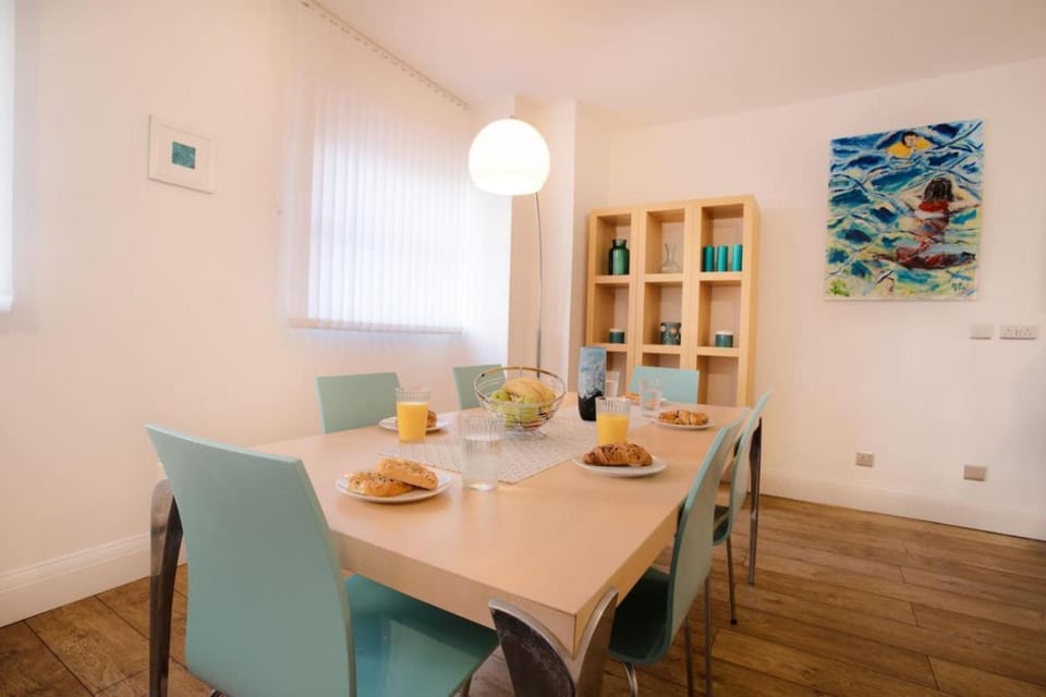 Living room, Food and drinks, Seating area, Dining area