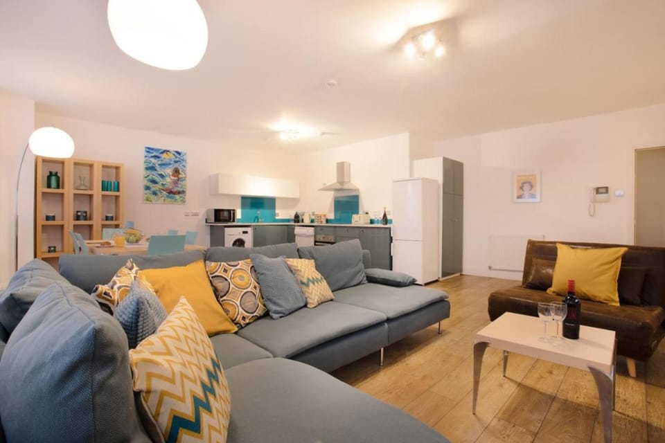 Kitchen or kitchenette, Living room, Seating area, dishwasher, microwave