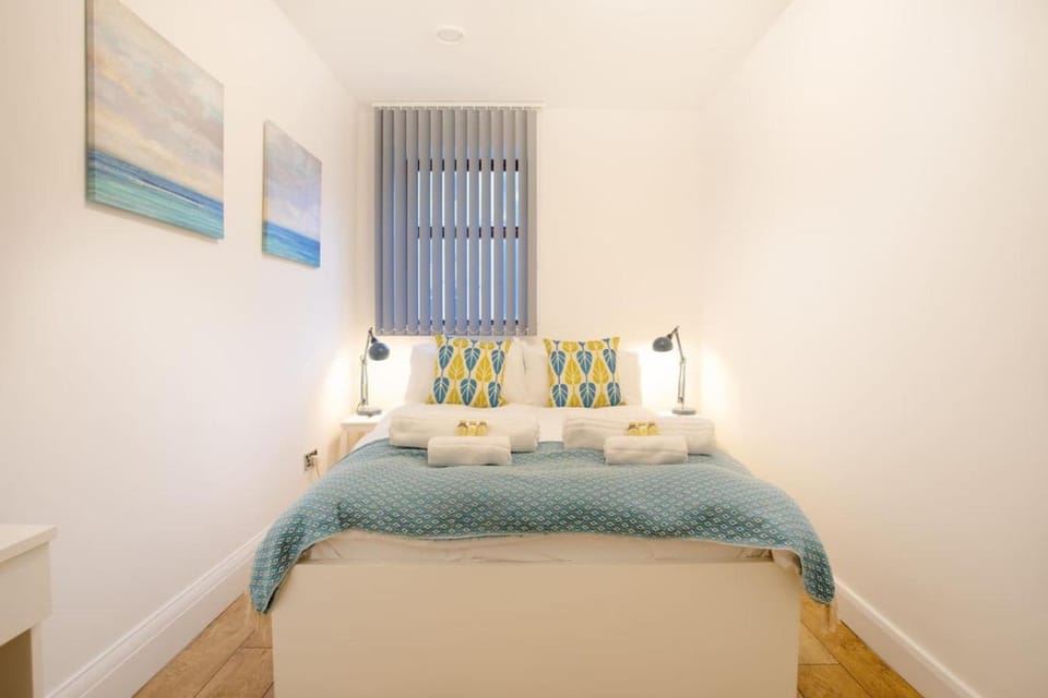 Bed, Decorative detail, Bedroom, towels