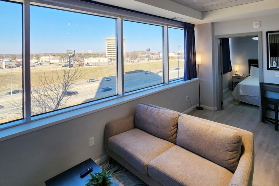 Modern Apartment with Panoramic City Views Apartment hotel in Tulsa