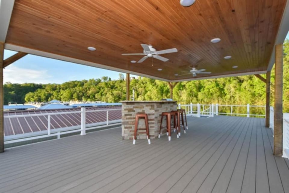 Cream Houseboat 4 Bedroom House in Lake Cumberland